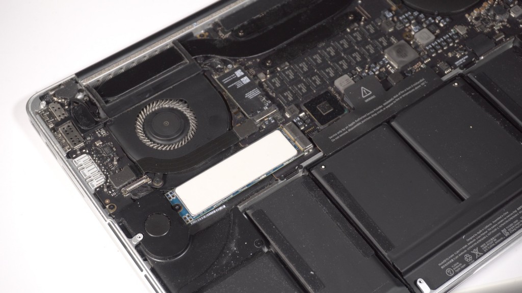 macbook-pro-with-retina-display-back-cover-battery-exposed
