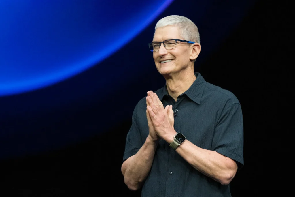 Ο Tim Cook μιλά για το μη παραδοσιακό συνταξιοδοτικό του πρόγραμμα, την καθημερινή του ρουτίνα, και περισσότερα σε νέα συνέντευξη